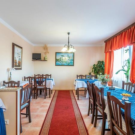 Apartments And Rooms Laura พาซิน ภายนอก รูปภาพ