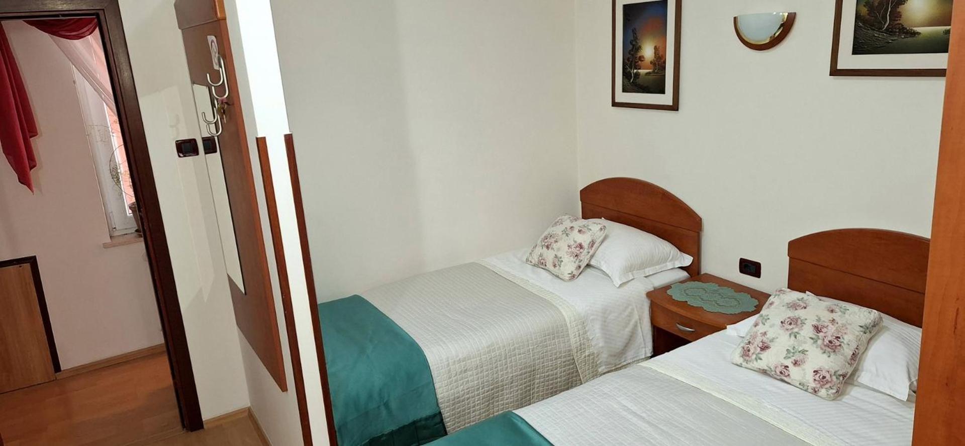 Apartments And Rooms Laura พาซิน ภายนอก รูปภาพ