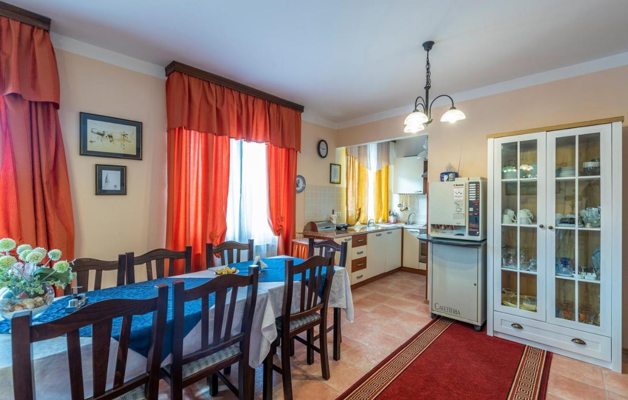 Apartments And Rooms Laura พาซิน ภายนอก รูปภาพ