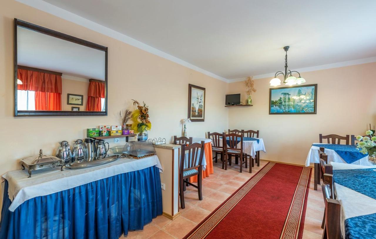 Apartments And Rooms Laura พาซิน ภายนอก รูปภาพ