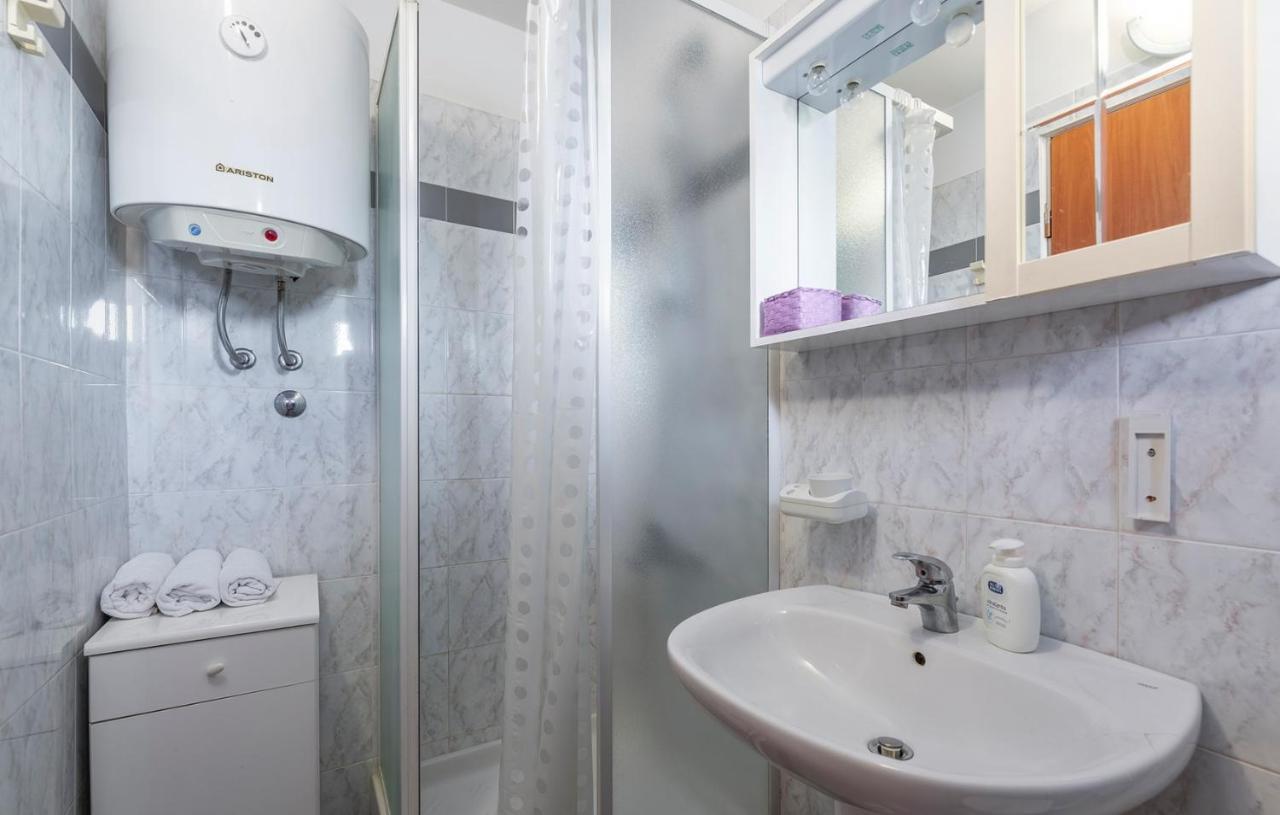 Apartments And Rooms Laura พาซิน ภายนอก รูปภาพ