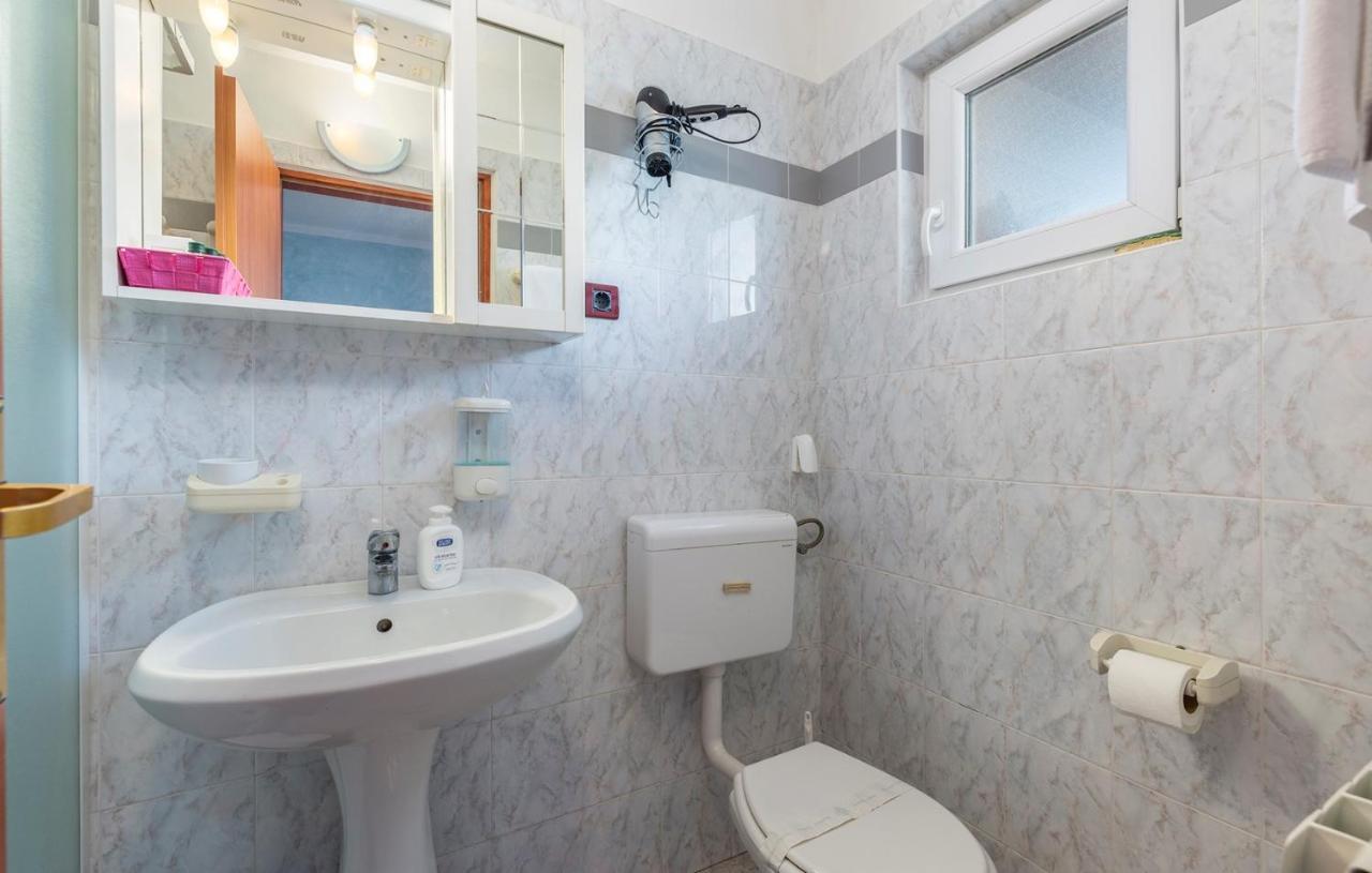 Apartments And Rooms Laura พาซิน ภายนอก รูปภาพ
