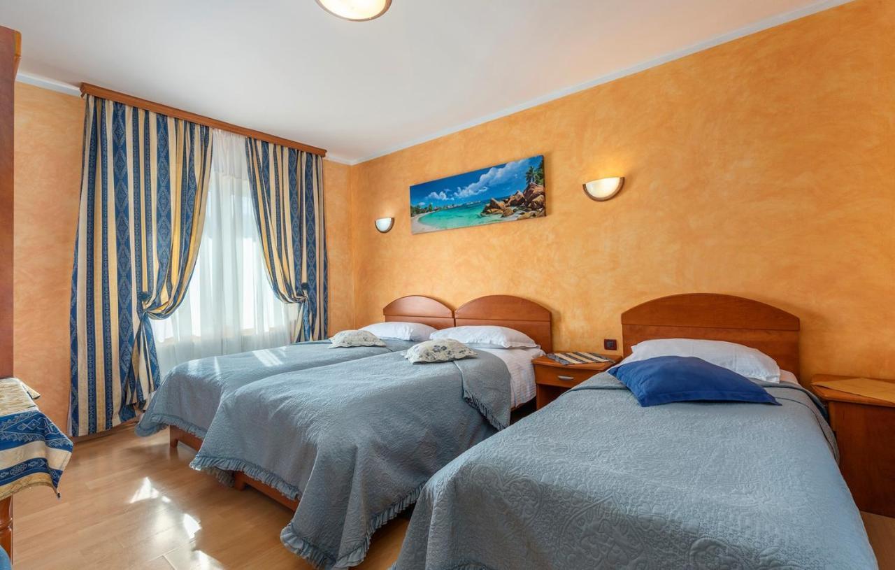 Apartments And Rooms Laura พาซิน ภายนอก รูปภาพ