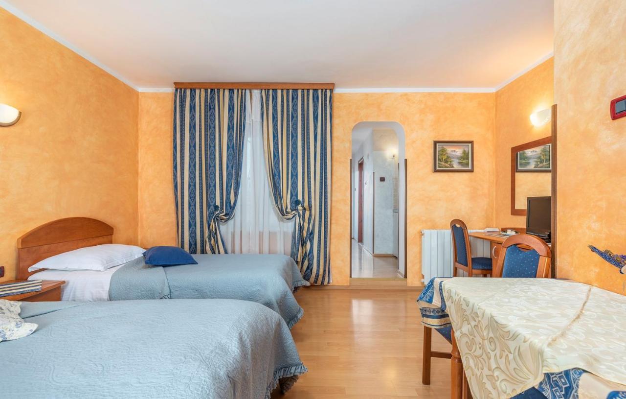 Apartments And Rooms Laura พาซิน ภายนอก รูปภาพ