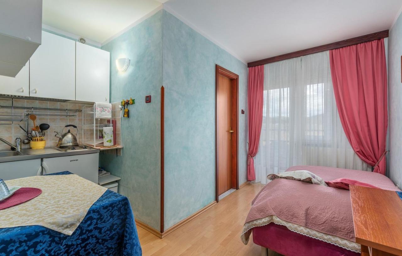 Apartments And Rooms Laura พาซิน ภายนอก รูปภาพ