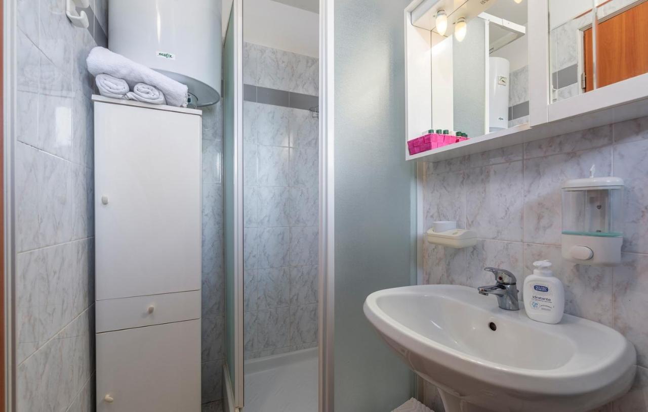 Apartments And Rooms Laura พาซิน ภายนอก รูปภาพ