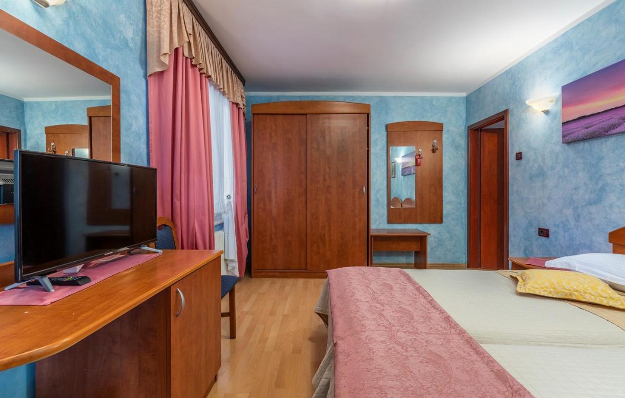 Apartments And Rooms Laura พาซิน ภายนอก รูปภาพ