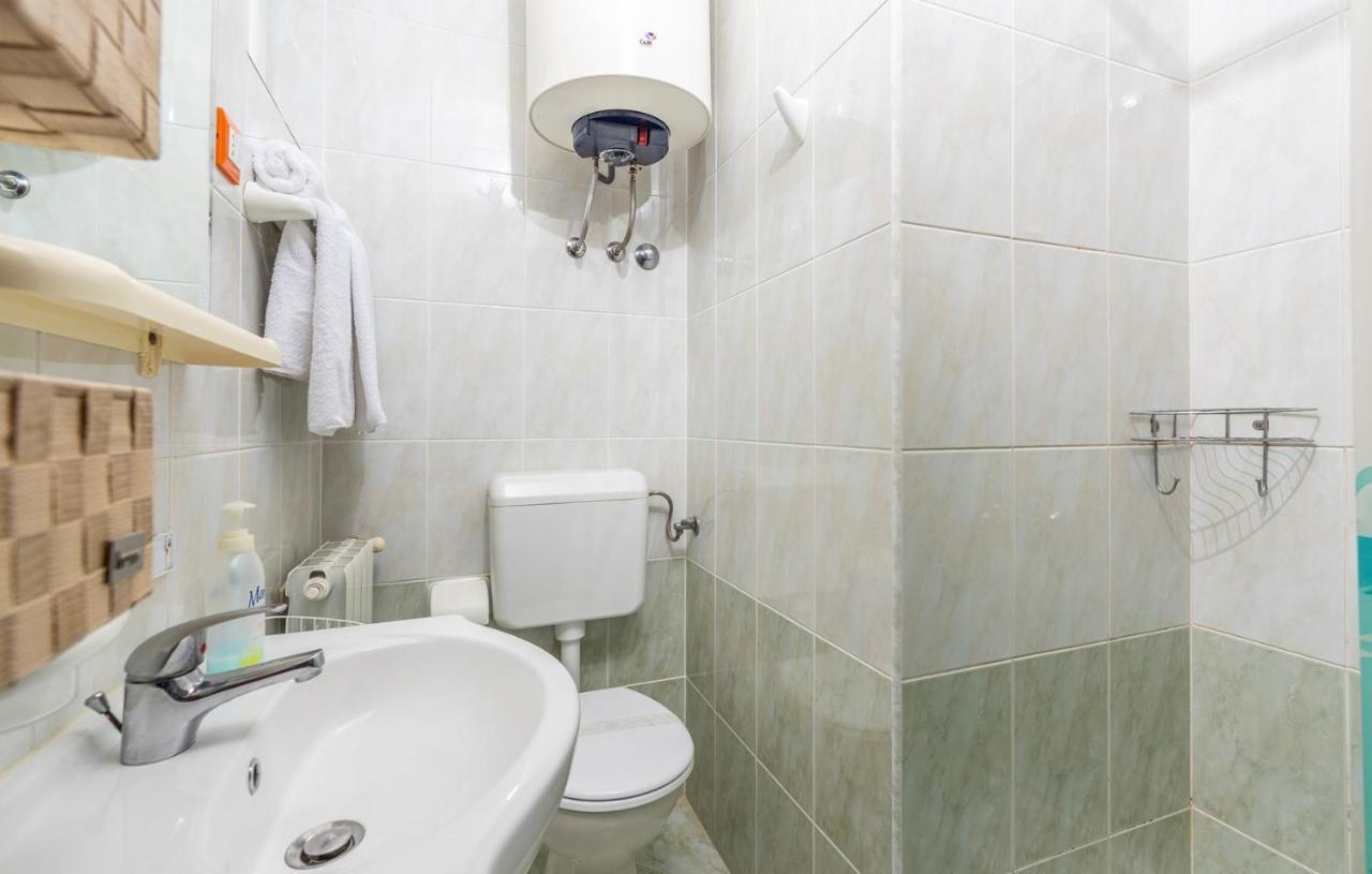 Apartments And Rooms Laura พาซิน ภายนอก รูปภาพ