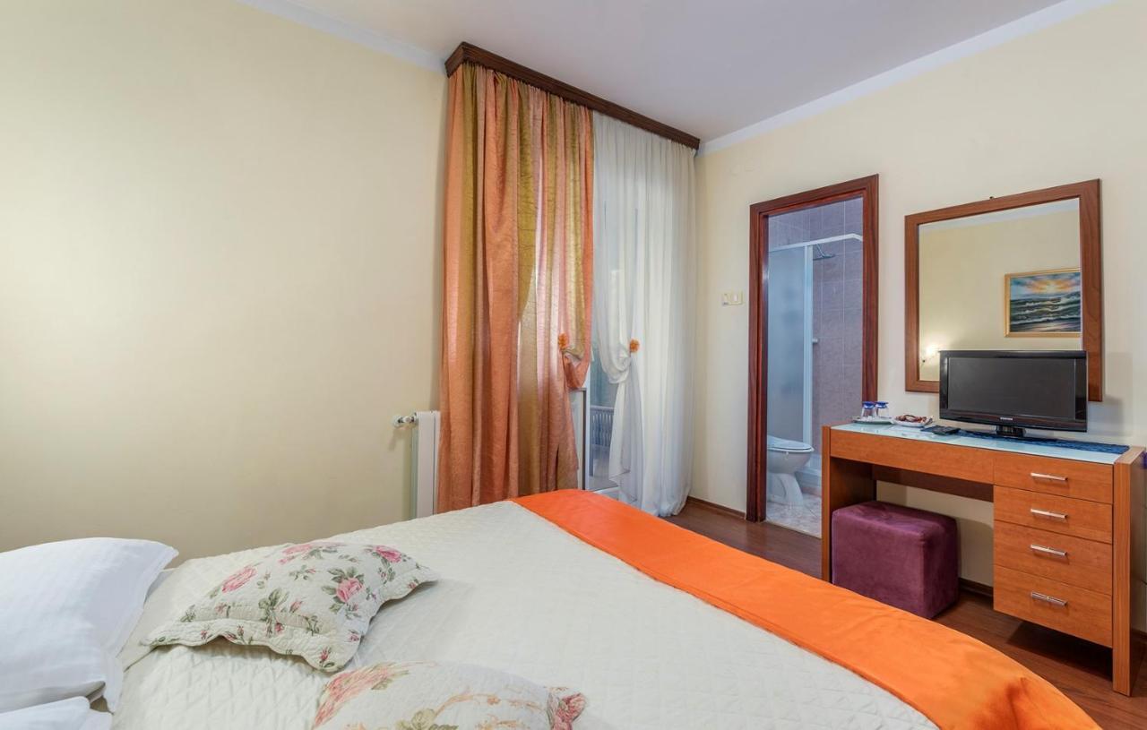 Apartments And Rooms Laura พาซิน ภายนอก รูปภาพ
