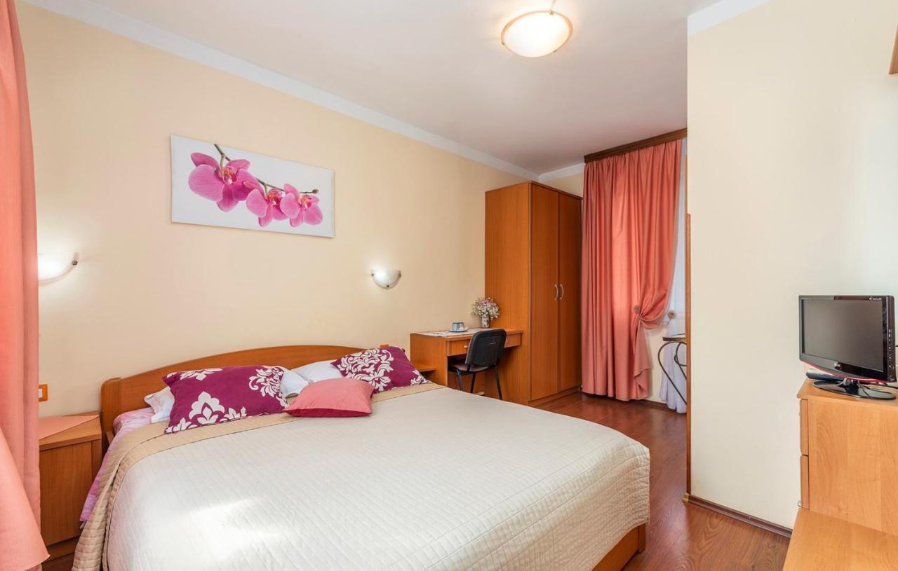 Apartments And Rooms Laura พาซิน ภายนอก รูปภาพ