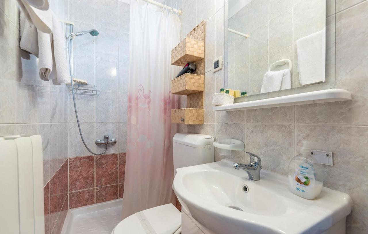 Apartments And Rooms Laura พาซิน ภายนอก รูปภาพ